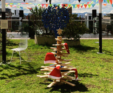 Fotografía de la terraza del centro felicidad chapinero con un arbol de navidad