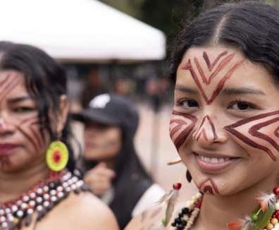 mujer indígena en conmemoración