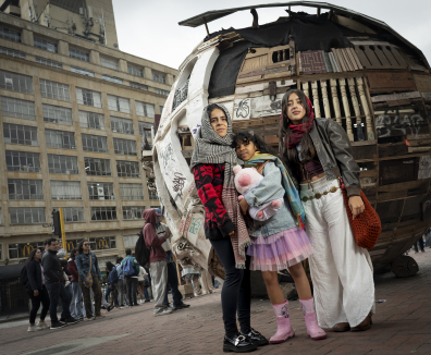 personas con obra de arte