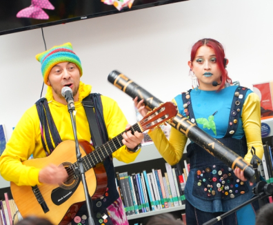 Artistas tocando instrumentos