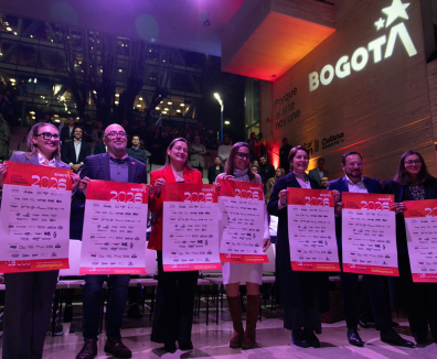 funcionarios en evento público