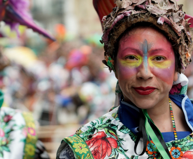 mujeres artistas en una desfile de comparsas