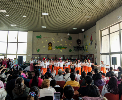 Personas departiendo en biblioteca pública