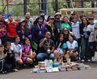 Personas posando para Libro Copa 2025 en Chapinero