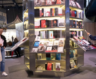 personas consultando libros en FILBO 2025