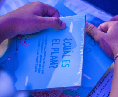 foto de persona abriendo un libro