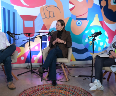 invitadas en set de podcast