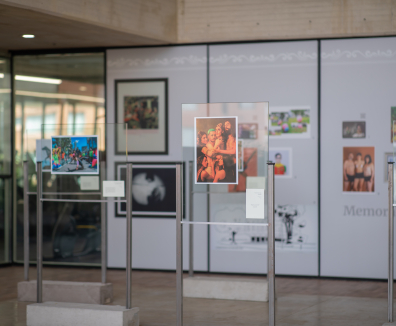 Fotografía de una exposición en el Centro Felicidad Chapinero