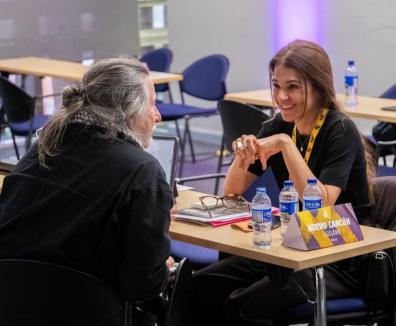 personas conversando en taller