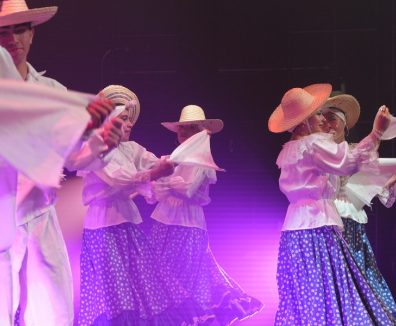Niños y niñas disfrutando de actividades culturales en Bogotá