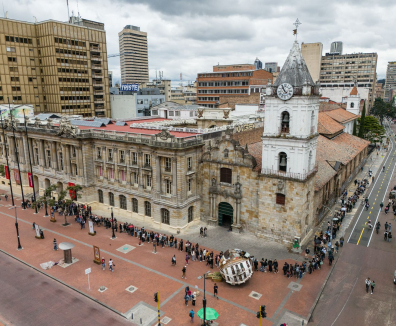 personas reunidas en espacio público