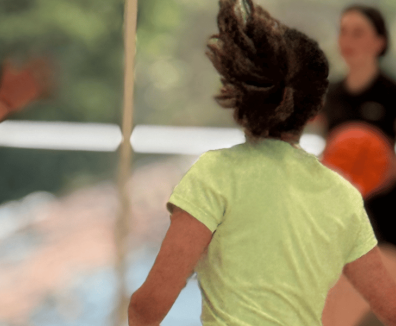 Fotografía de personas jugando baloncesto