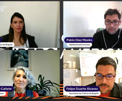 personas reunidas en videopodcast