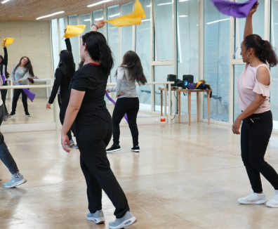 Fotografía de personas bailando en el aula de danza
