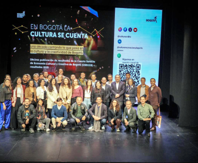 artistas en un escenario