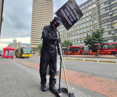 persona en espacio público barriendo