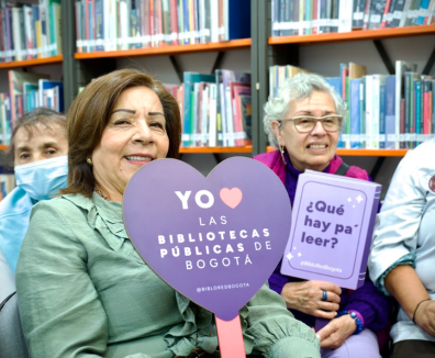 adultas en biblioteca