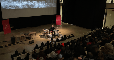 Fotografía de un evento en el teatro urbano del centro felicidad chapinero