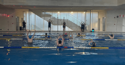 Fotografía de una sesión de acuarumba en la piscina del centro felicidad chapinero