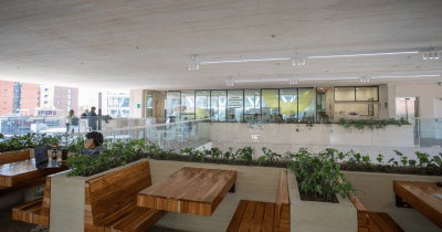 Fotografía del piso 7 del centro felicidad chapinero, area de mesas tipo co working
