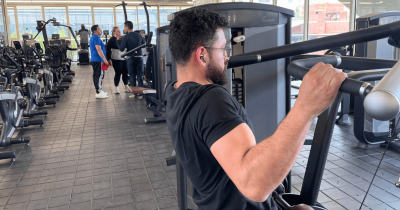 Fotografía de una persona realizando ejercicio en el gimnasio del centro felicidad chapinero