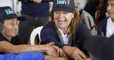 personas mayores departiendo juntas