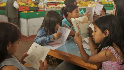 Libro al Viento en las plazas de mercado distritales.