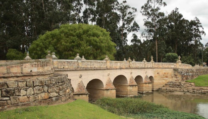 El diablo en el puente del común