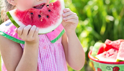 Niña comiendo sandía (Foto: Pixabay)