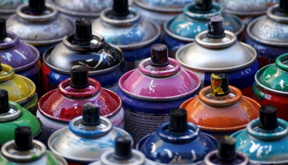 Varias latas de aerosoles