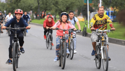 Familia en la ciclovía