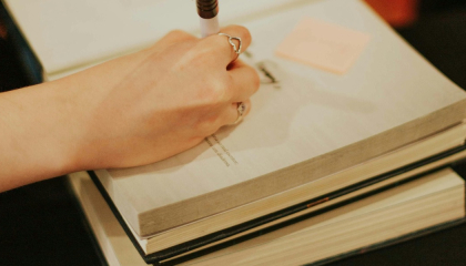 Persona escribiendo sobre un libro.