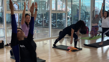 Personas en clase de yoga.