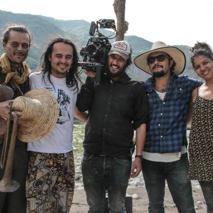 personas sonriendo en grabación 
