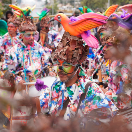 Desfile de Comparsas: 30 años de tradición, color y alegría 