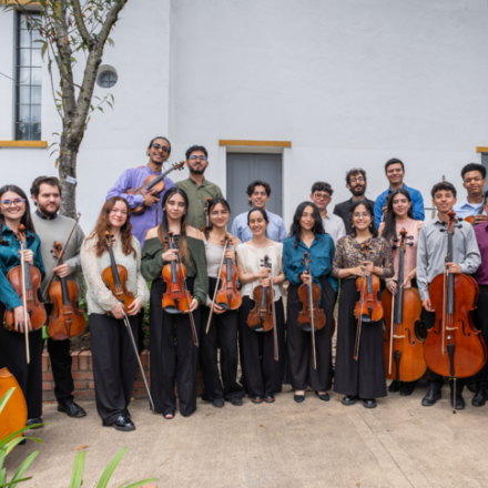 gente joven con instrumentos de música filarmonica