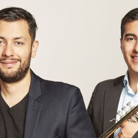 dos jovenes uno con una trompeta