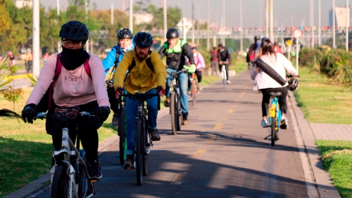 personas montando bicicleta