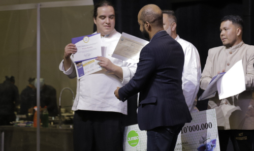 Hombre entregando diploma a otro hombre