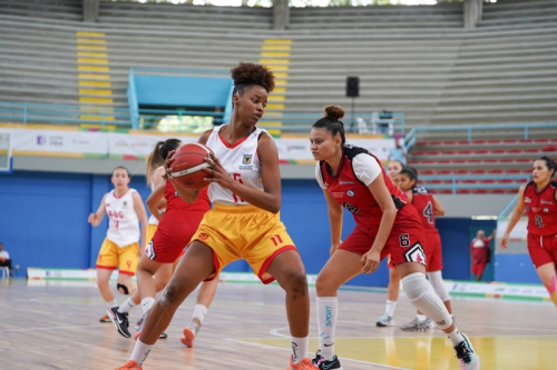 Mujeres practicando baloncesto