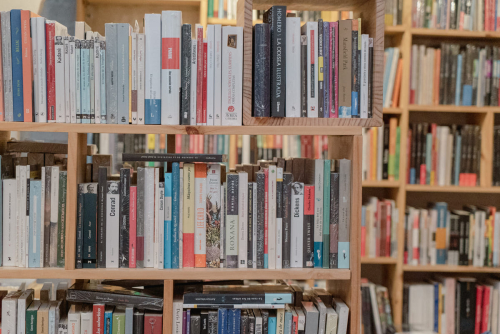 Libros en una biblioteca