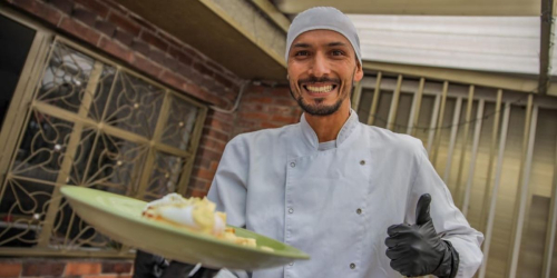 Cocinero presentando su plato