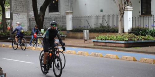 Persona en Bicicleta en Bogotá