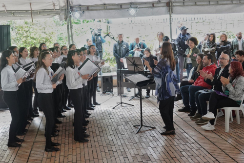 Navidad 2024 Bogotá personas en un coro con el alcalde y secretario de Cultura