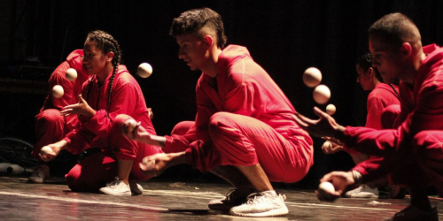 Artistas de circo en ensayo