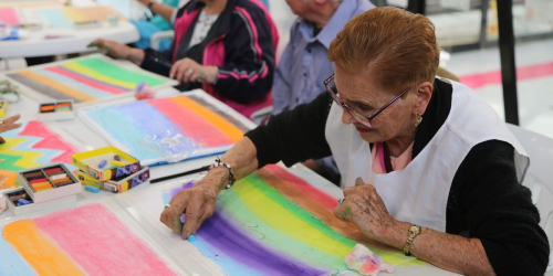 Persona mayor dibujando