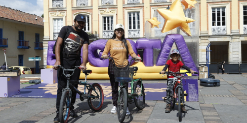Familia en bicicleta en Bogotá