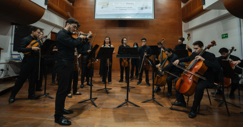 Personas interpretando el violín