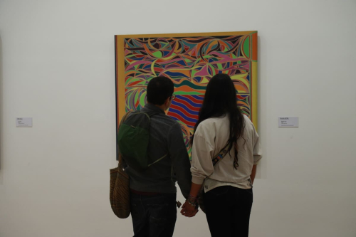 Dos personas viendo una obra de arte en un museo