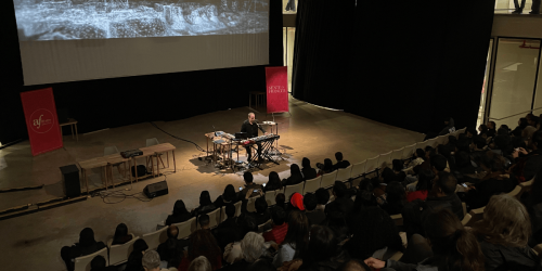 Fotografía de un evento en el teatro urbano del centro felicidad chapinero